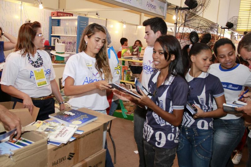 Escolas estaduais já podem fazer agendamento para visitação à Bienal do Livro