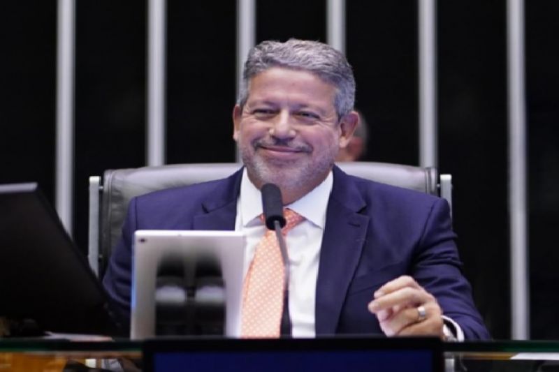 Arthur  Lira vai esperar relatório de Aziz antes de decidir sobre novas mudanças