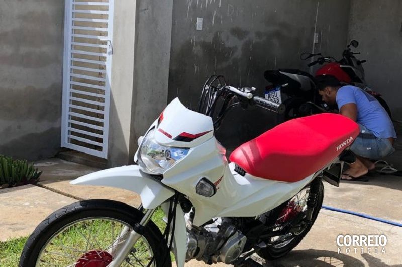 Criminosos armados roubam moto e aparelho celular de homem em Delmiro Gouveia