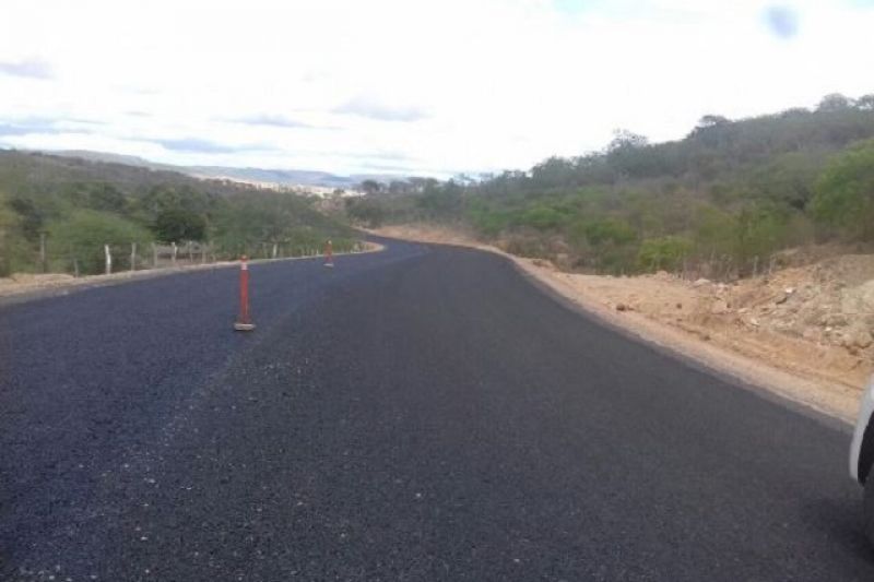 Motorista perde controle de veículo e bate em mureta de ponte em Pariconha