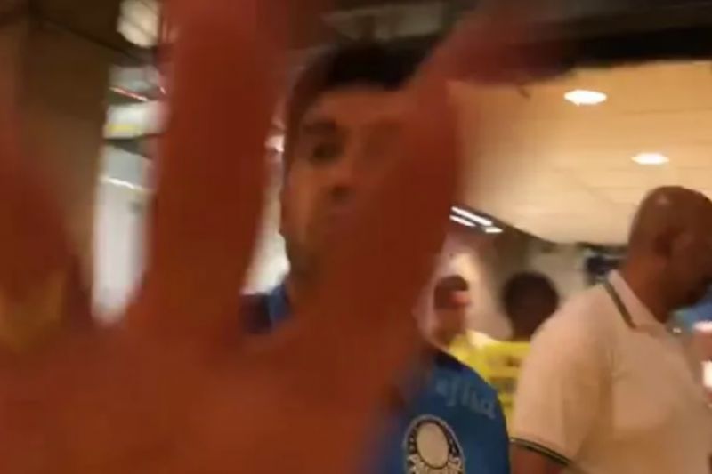 Abel é punido pelo STJD por ter tomado o celular de jornalista após Atlético-MG x Palmeira