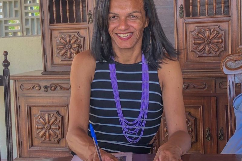 Mulher trans, funcionária de posto de saúde, é encontrada espancada em casa em Santana