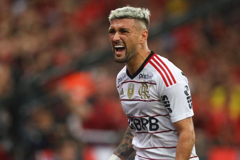 Flamengo derrota Athletico por 2 a 0 e avança para quartas