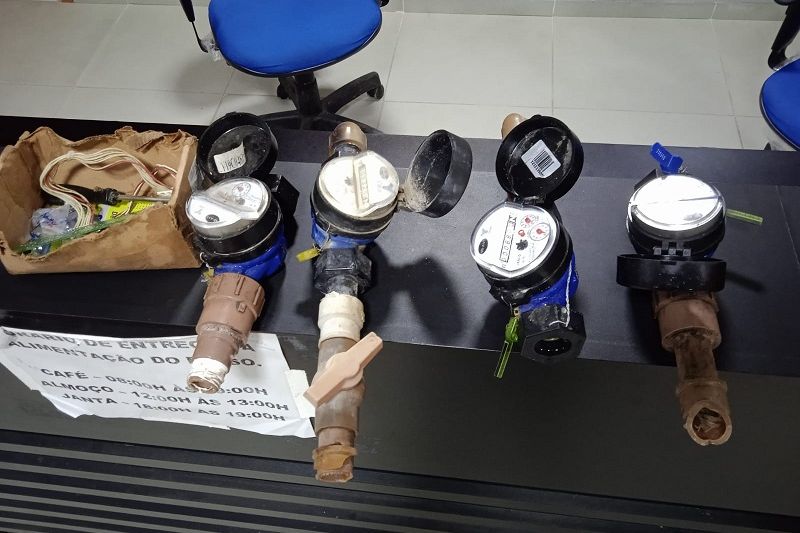 Homem é preso suspeito de furtar hidrômetros de casas e lojas em Delmiro Gouveia