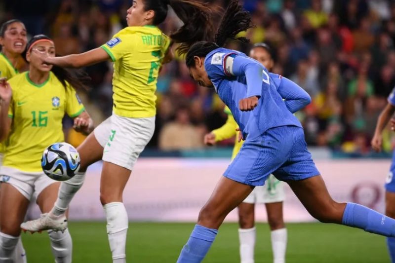 Com gol decisivo de Renard, Brasil perde por 2 a 1 para França em jogo marcado por erros