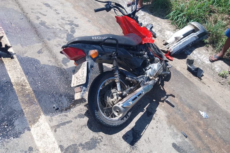 Jovem morre depois de ter moto que conduzia atingida por caminhonete em Major Izidoro