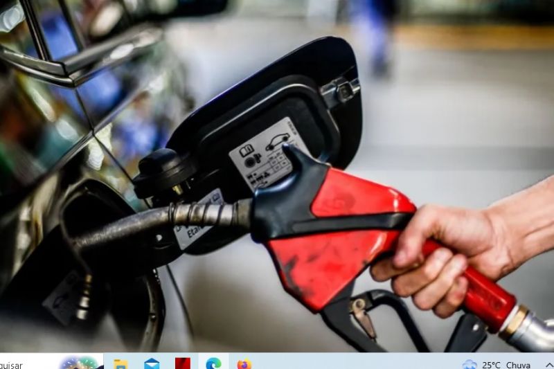 Puxada pela forte alta da gasolina, inflação volta a crescer em julho