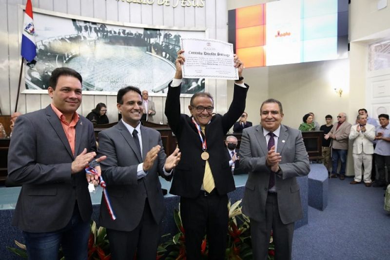 Deputado Inácio Loiola homenageia Alberto Rostand Lanverly com a comenda Divaldo Suruagy