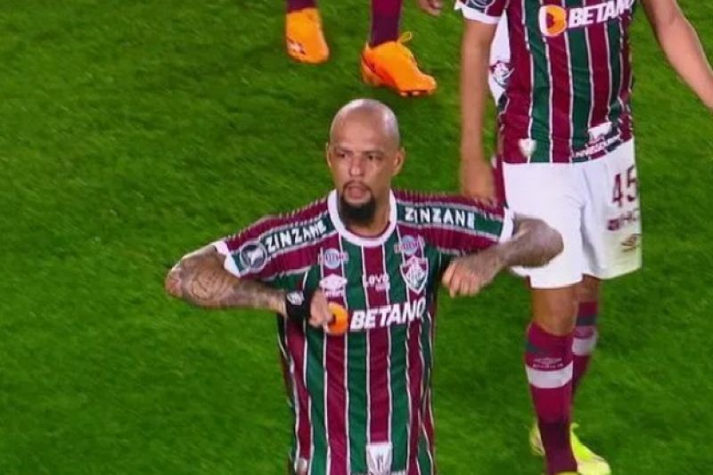 Felipe Melo faz acordo e pede desculpas por imitar galinha na Argentina
