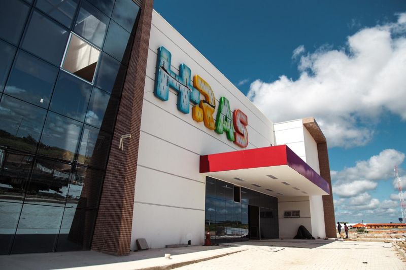 Homem é hospitalizado após ser atacado com golpes de facas durante briga em Piranhas