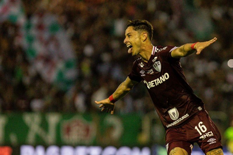 Flu arranca vitória contra o Fortaleza e cola no G4 do Brasileirão