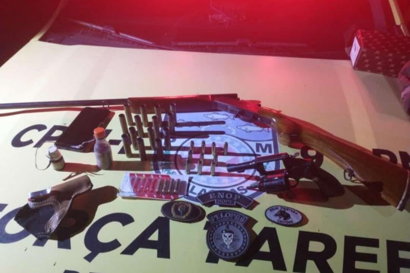 Homem embriagado é preso com armas de fogo e munições em Delmiro Gouveia