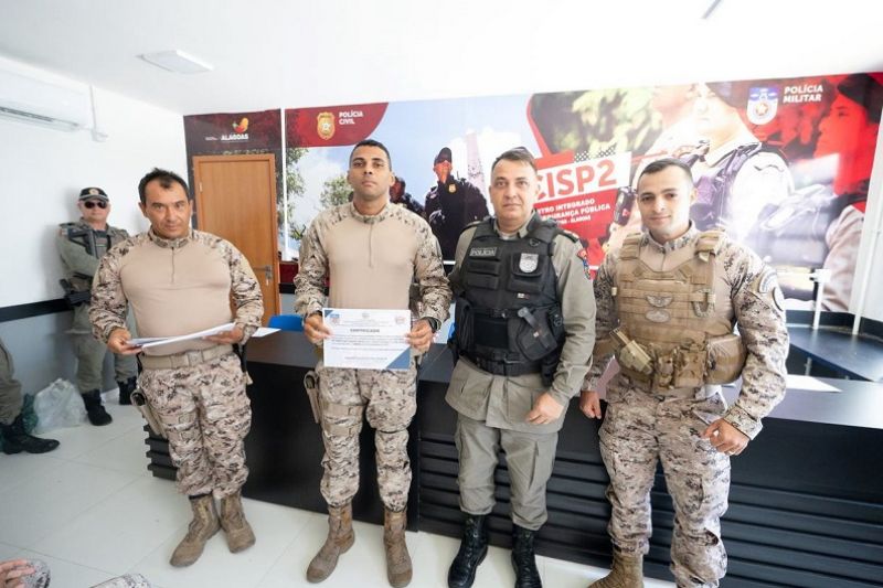 Comandante do Policiamento da Região do Sertão homenageia militares da Copes em Piranhas