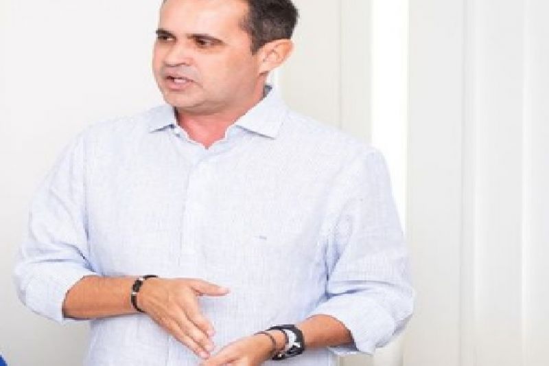 Prefeito é filmado pedindo votos para conselheiros tutelares em evento em Carneiros