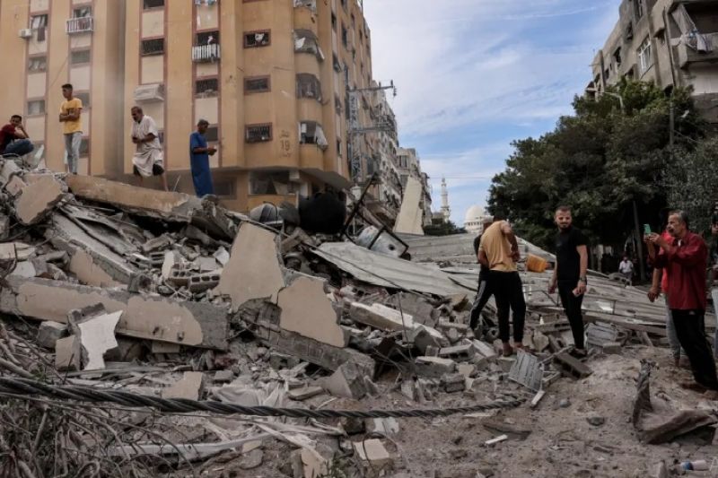 Conflito entre Israel e Hamas entra no 2º dia com novas explosões; mais de 700 morreram