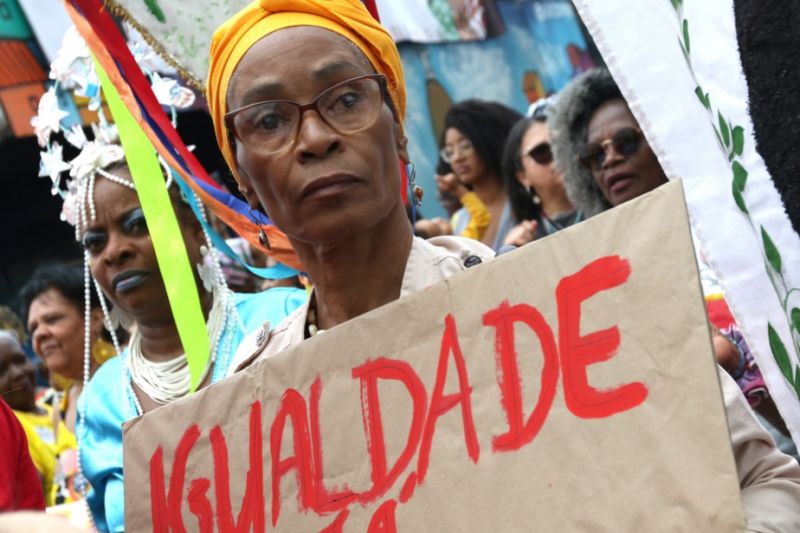 Mulheres concentram 60% de casos de racismo pela internet no Brasil