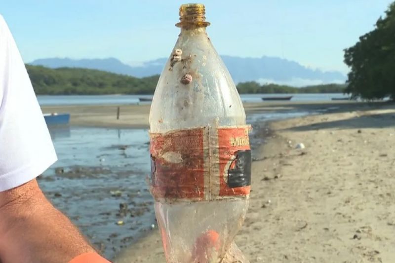 Garrafa plástica comemorativa da Copa de 98 é achada na Baía de Guanabara