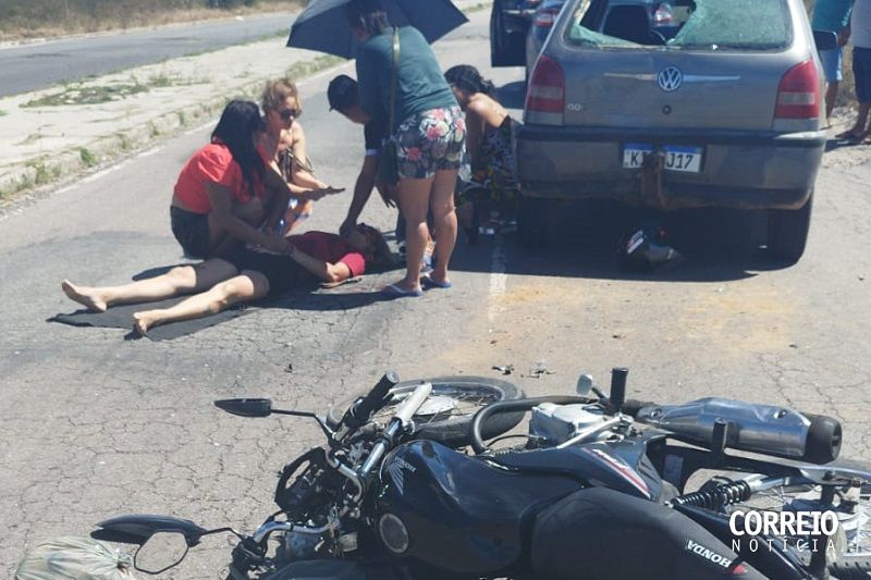 Batida entre carro e moto deixa mulher ferida em trecho da AL-145 em Delmiro Gouveia