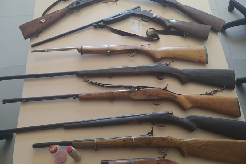 Suspeitos de agredir as esposas, homens são presos armados em operação conjunta no Sertão