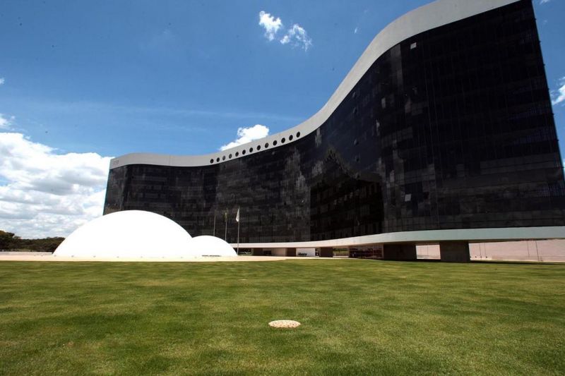 TSE tem 2 votos para condenar Bolsonaro; sessão será retomada na terça