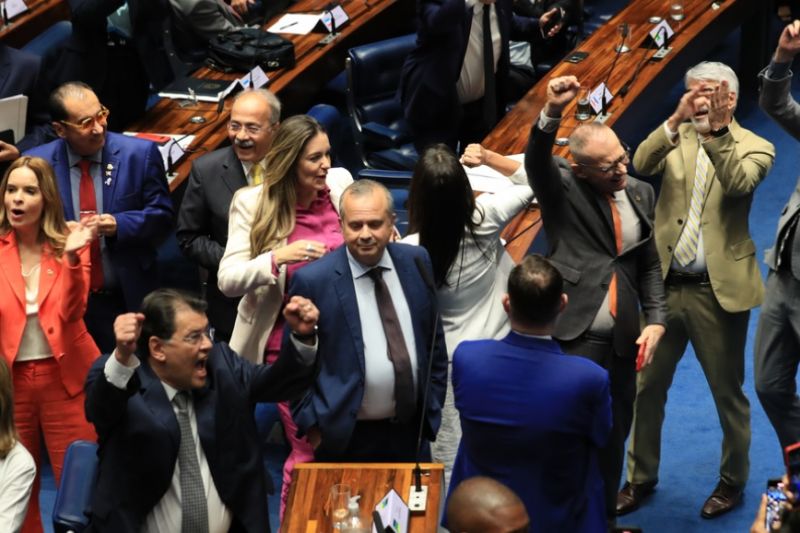 Senado aprova reforma tributária; texto volta à Câmara