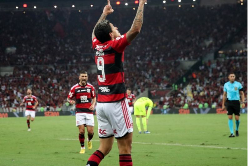 Flamengo derrota Palmeiras e mantém vivo sonho por título