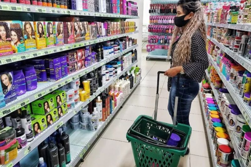 Puxada pelos alimentos, inflação sobe e acumula alta de 4,68% em 12 meses
