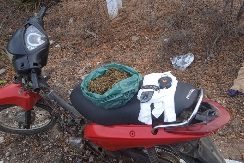 Polícia dá carreira em traficante e apreende maconha durante rondas em Piranhas
