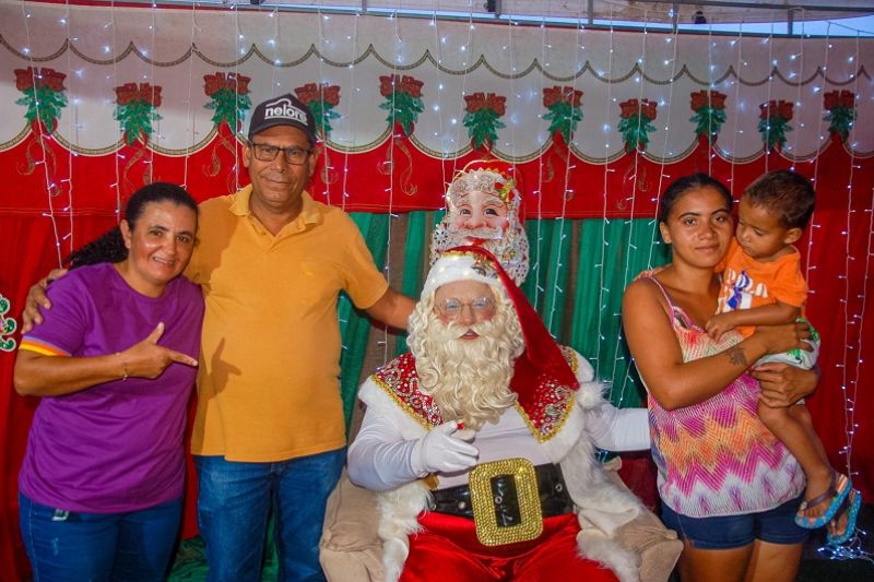 Magia do Natal toma conta da criança com a chegada de Papai Noel em Olho D’água do Casado