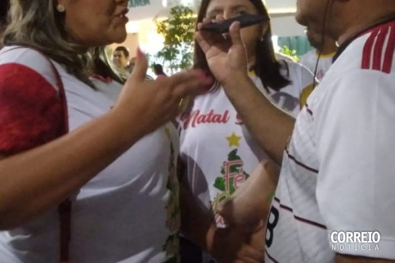 Prefeita de Delmiro Gouveia entrega veículos e cestas básicas em evento natalino