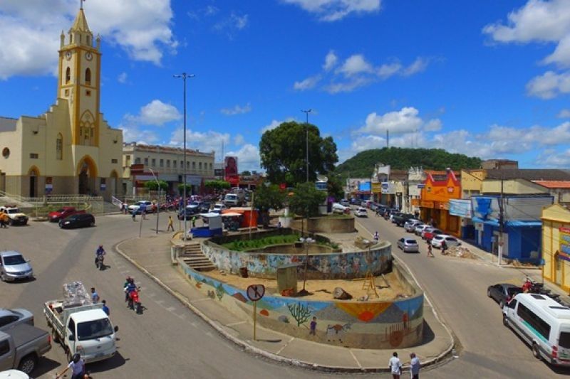 Mulher briga com filha por não aceitar namoro dela com rapaz do bairro em Santana