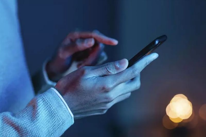 Monitorar celular de outra pessoa pode dar cadeia