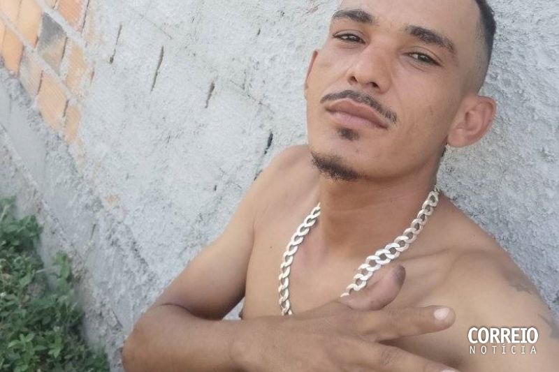 Jovem com passagem pela polícia é assassinado a tiros enquanto chegava em casa em Inhapi