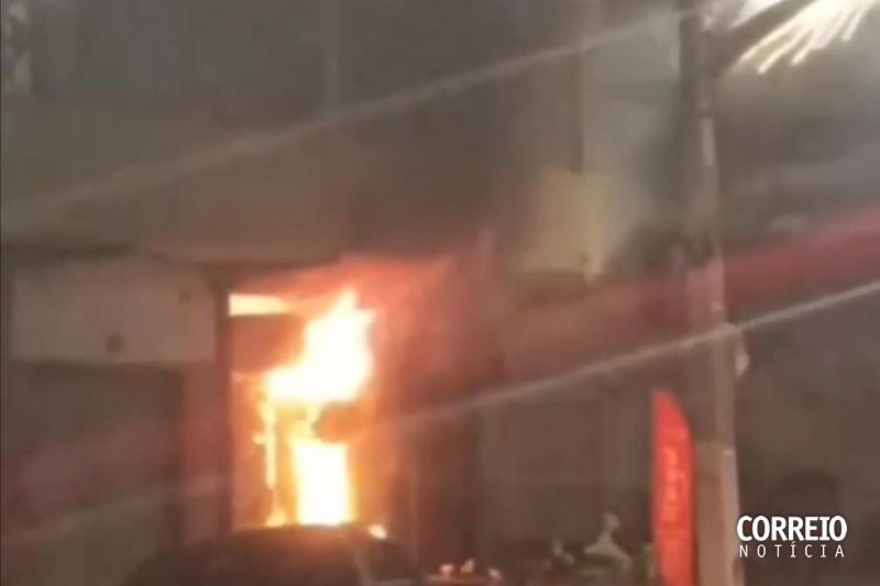 Incêndio atinge estabelecimento comercial no centro da cidade de Delmiro Gouveia