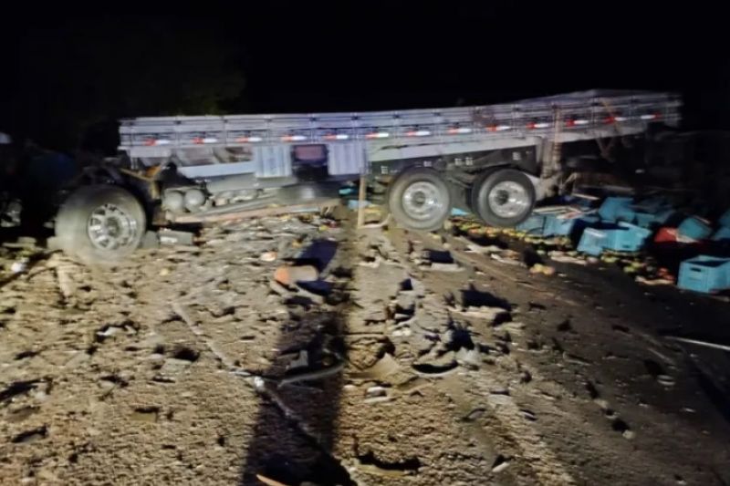 Batida entre caminhão e ônibus de turismo deixa 25 pessoas mortas e cinco feridas na Bahia