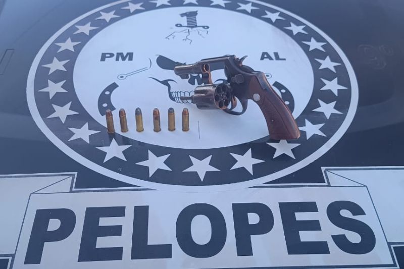 Polícia prende homem encontrado com revólver após denúncia anônima em Delmiro Gouveia