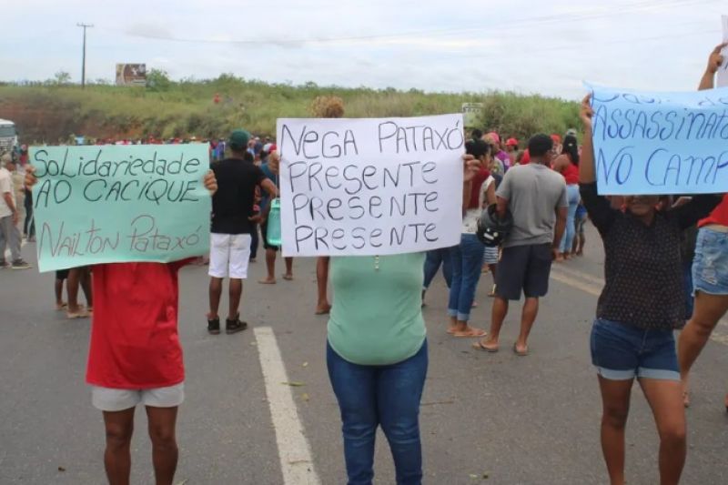 Grupo interdita trecho da BR-101 em protesto contra morte de indígena