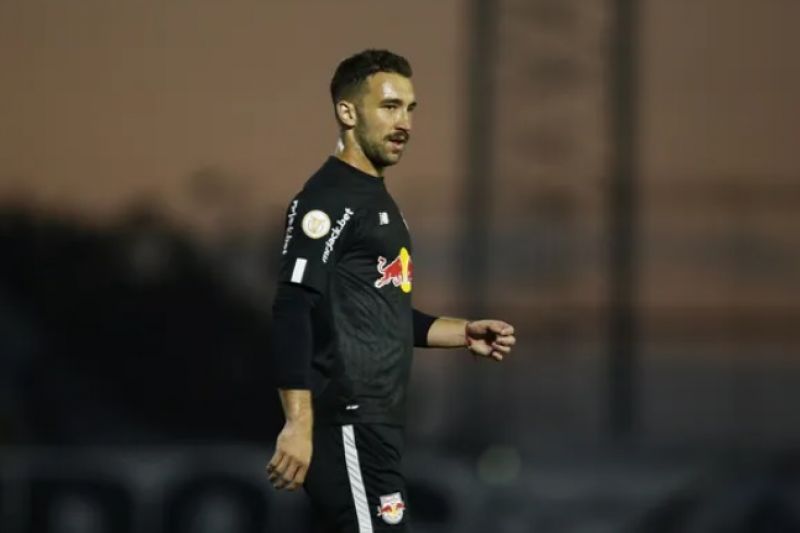 Bragantino aceita diminuir pedida, e Flamengo mantém conversas para ter Léo Ortiz