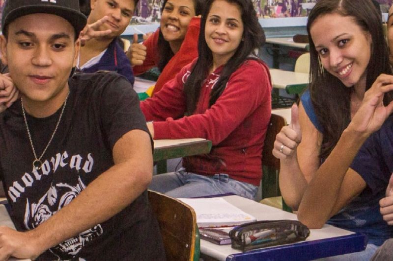 Governo vai pagar R$ 2 mil por ano para alunos do ensino médio de baixa renda
