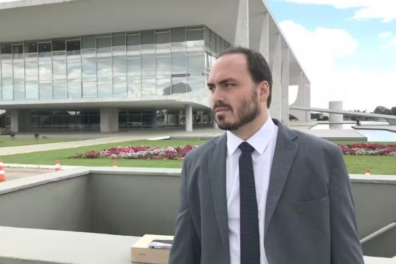 PF suspeita que filho de Bolsonaro recebia informações da Abin paralela