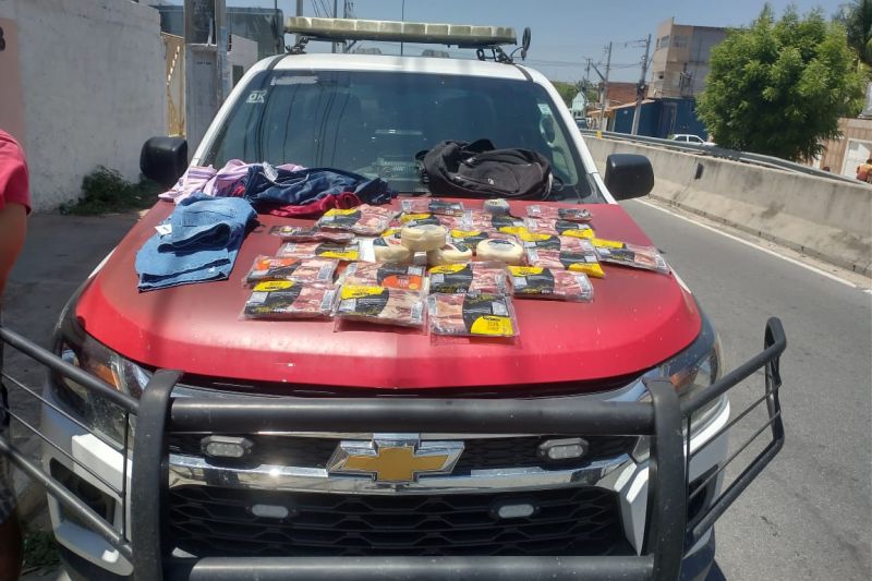 Homem é preso suspeito furtar alimentos e roupas de estabelecimentos em Delmiro Gouveia