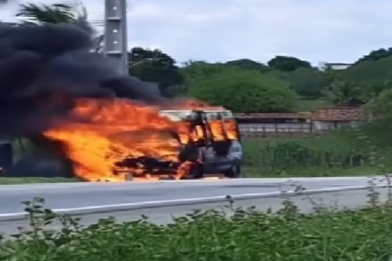 Van de transporte de passageiros pega fogo na rodovia AL-130 em Olho D'água das Flores