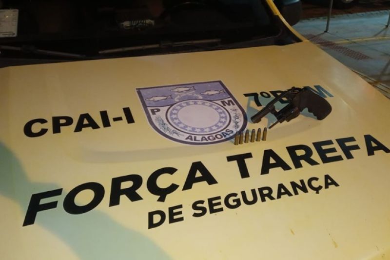 Homem é preso após ser denunciado por apontar arma para criança na rua em Santana