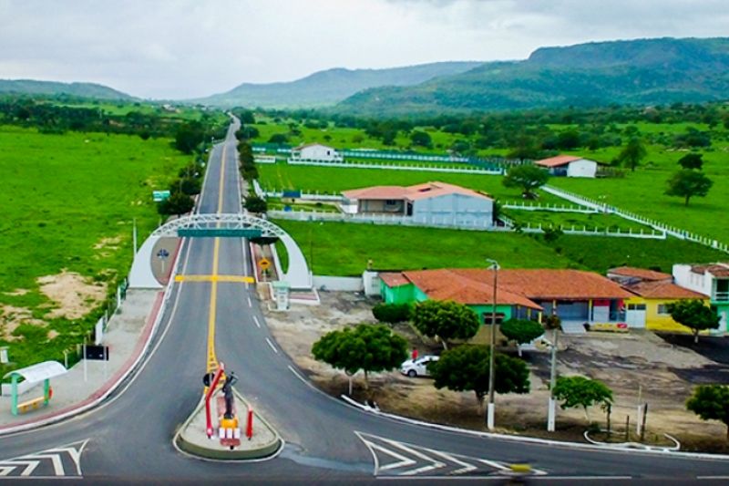 Homem é esfaqueado e tem dedos cortados durante confusão com irmão em Poço das Trincheiras