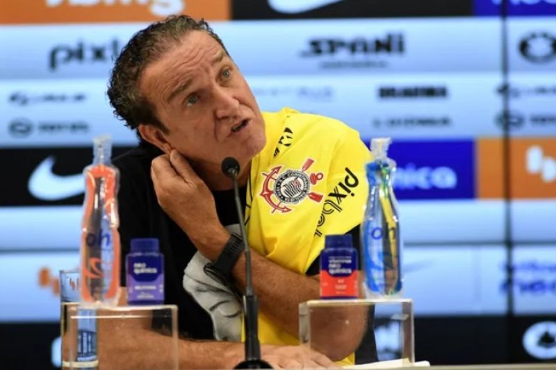 Corinthians avalia nomes oferecidos e debate volta de Cuca