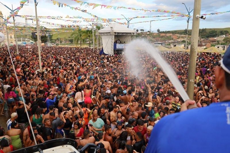 Cidades sem água, onde o povo enfrenta a seca, garantem Carnaval com dinheiro público