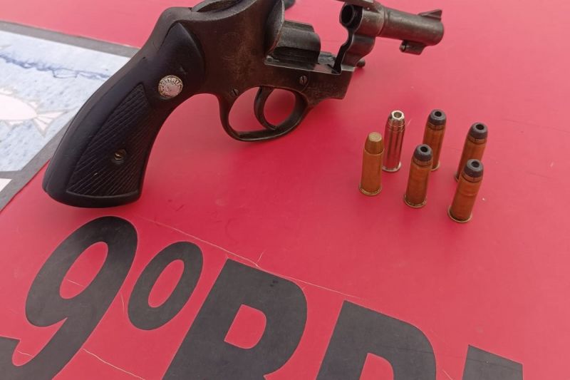 Homem é preso depois de ser encontrado embriagado com revólver na cintura em Canapi