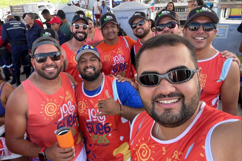 Prefeito de Piranhas prestigia foliões no animado bloco “Carnaval do Sol e da Água