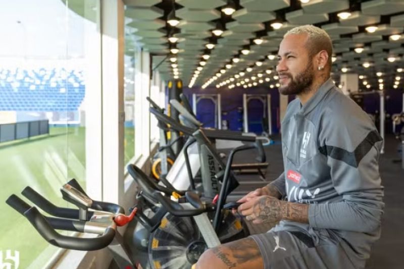 Neymar retoma tratamento de lesão no CT do Al-Hilal