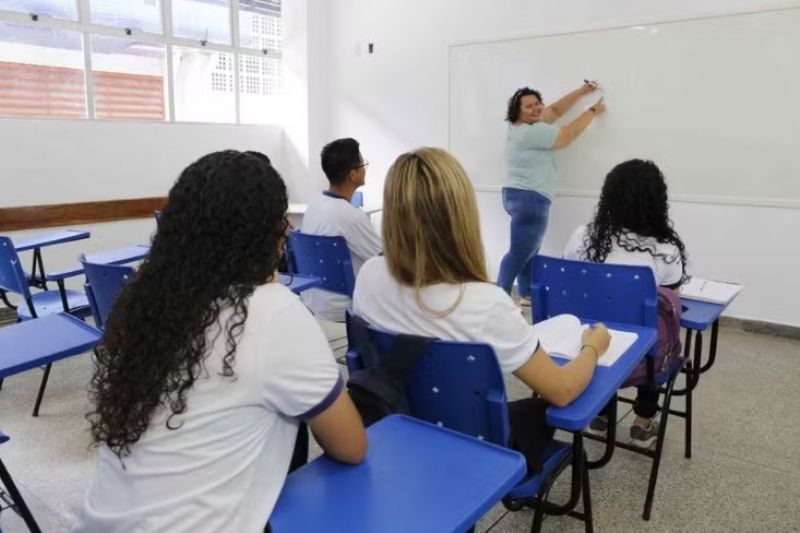 Escolas públicas perderam 500 mil alunos em um ano; rede privada cresceu